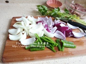 step2: 黃 , 紫洋蔥去衣後切條備用