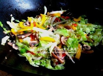 step8: 再加入椰菜 , 少許鹽 , 糖 , 半碗水調味拌勻 , 蓋上蓋用中火煮3分鐘至椰菜軟身