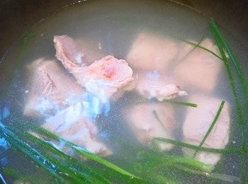 step3: － 拿出一個鍋，下水下青蔥，煮沸後下豬軟骨出水，撈起備用