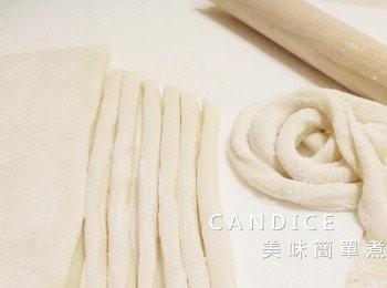 step6: 最後擀開至0.5公分厚度，再切成條狀。寬細度可自行調整，細麵、寬版麵、烏龍麵皆可。