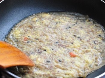 step5: 接著放入平底鍋中慢慢煎至金黃