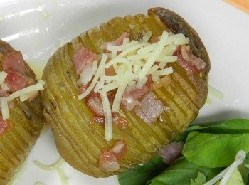 step11: 然後放上煎好的博客培根與帕馬森起司絲