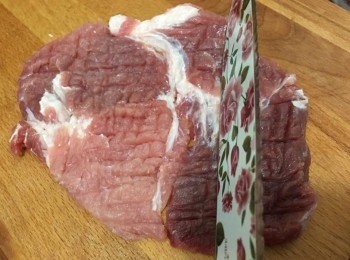step2: 豬扒洗淨瀝乾用刀背/鬆肉錘 兩邊拍鬆切件
