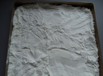 step1: 玉米澱粉放入烤盤。