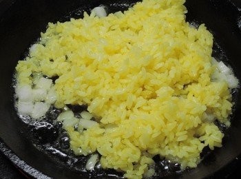 step5: 將煮好的黃色彩米飯入鍋拌炒且<span class="group_2">調味</span>後鋪平