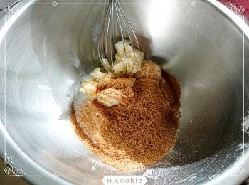 step1: 奶油跟糖混合稍打發，再加入檸檬皮均勻攪拌