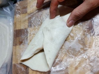 step13: 將酥餅對摺,用手將邊位按實