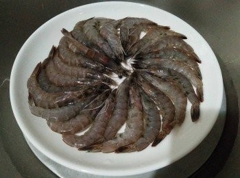 step2: 將白刺蝦放入蒸盤上，並把白刺蝦鋪成圓形，並在蒸盤上外鍋放2小杯少許的水，開大火清蒸7-10分鐘(注意不宜清蒸過久，以免白刺肉質過老)，