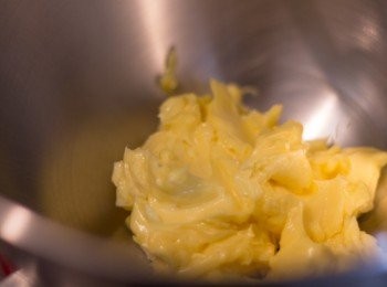 step2: 金桶牛油用電動打蛋器高速打大約 1 分鐘至軟滑