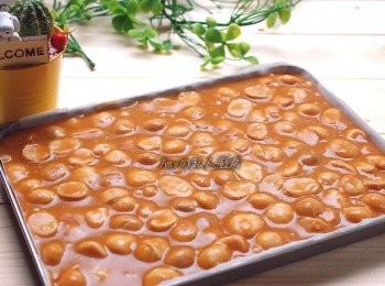 step13: 完成的夏威夷豆太妃糖趁熱倒入模型理,鋪平放至冷卻再切成塊狀。