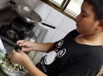 step3: 將步驟1-2全部加在一起~再將海苔片撕成小塊一起拌入!在加入調味料全部拌勻