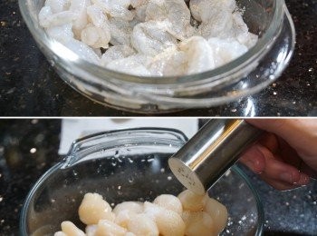 step1: 先把蝦仁和珍珠帶子分別抹乾水份，然後分別加入醃料拌勻，備用。