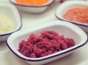 step2: 牛肉我會在家自行用攪拌機攪拌，因為其他材料也要切碎，所以我切細後也會放進攪拌機一併攪拌，省時又方便。