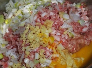 step2: 絞肉加蔥、薑末，雞蛋，2湯匙澱粉、3/4茶匙鹽、1湯匙醬油，沿同一方向攪拌上勁