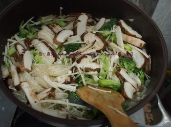 step1: 熱鍋少油下蛋漿, 放入冷飯併炒 (備用) ;水滾煮西蘭花 (備用)