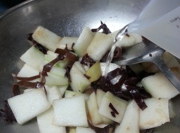 step6: 加入1杯食用水煮3-5分鐘(時間視乎冬瓜厚薄而定)