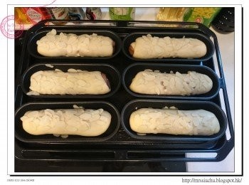 step7: 在麵團上噴少許水, 放杏仁片。