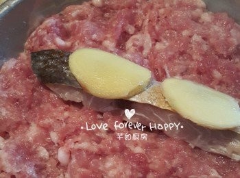 step4: 醃好的豬肉於淺碟中, 加上蒸好的咸魚及薑片