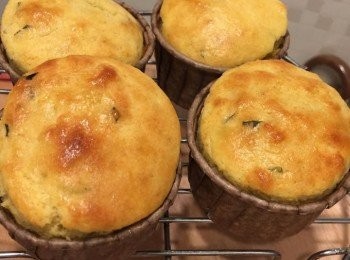 step6: 蛋糕面：花蜜加入檸檬汁拌勻。趁蛋糕面仍熱，倒上花蜜檸檬汁塗面，讓其慢慢吸收。