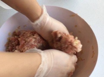 step3: 將牛肉和豬肉倒入大盤，用手搓勻，加入洋蔥，再搓。
加入雞蛋、鹽、糖同麵包糠，全部搓勻。
 最後加入牛奶，用手搓多2分鐘。