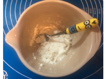 step9: 咖啡榛子白玉包做法：
將水同白玉粉撈混。