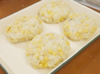 step4: 接著揉成適當大小的橢圓形放入冰箱冷藏2小時!!讓它硬一點比較好黏麵衣喔^^