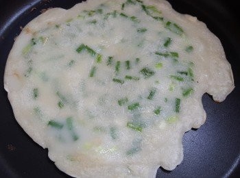 step6: 反轉再煎另一面至麵餅全熟。(約3-4分鐘)