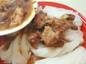 step5: 將排骨倒進陳村粉中。