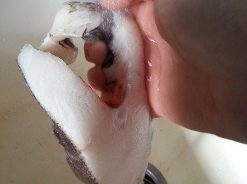 step1: 急凍比目魚解凍後,刮去肚內的黑色衣