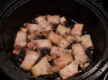 step3: 將五花肉片的油脂煸出後,先起鍋備用。