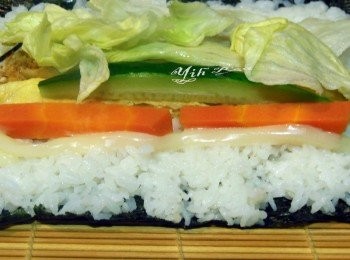 step4: 一一放上步驟2準備好的<span class="group_1">材料</span>，再擠上美乃滋。