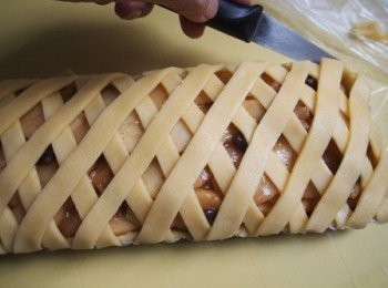 step14: 將稍雪硬嘅批皮舖上批面,180度焗25分鐘至金黃色