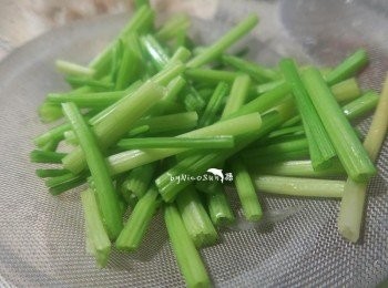 step6: 芹菜洗淨燙熟備用