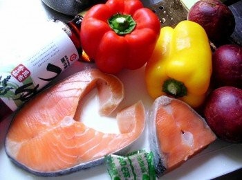 step1: 備好材料，將鮭魚洗淨切塊、紅黃椒洗淨切入口大小