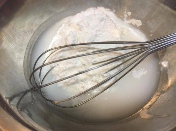 step2: 把粘米粉、澄麵粉、木糬粉過篩後，加入125ml 清水攪伴均勻至無粉粒，跟住加入菜油再攪勻