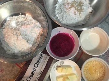 step1: 秤好材料，半顆的紅龍果先用濾網壓成果汁；全蛋1顆秤重後打散備用。粉類與糖粉及酵母可秤放一起。奶油乳酪先放置室溫中軟化。
