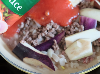 step4: 加入茄子炒勻，倒入1罐頭蕃茄醬(Tomato Sauce)煮滾，加蓋煮滾，轉慢火煮7分鐘。