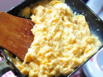 step3: 再放入鍋中煮，並加入玉米粉水煮成糊狀