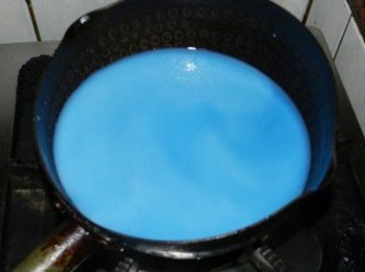 step5: <span class="group_1">藍花凍</span>的藍花汁跟鮮奶先倒入鍋內，拌勻後煮開，再倒入混合好的糖與吉利T，快速攪拌，讓兩者皆融化
