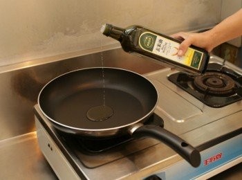 step7: 用玄米油入鍋時不要將鍋子稍的鍋份熱才煎牛排喔