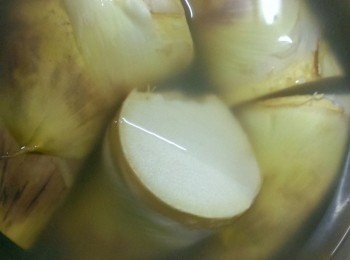 step1: 綠竹筍洗淨加一點生米加水淹過<span class="group_1">食材</span>~電鍋外鍋一杯水蒸熟放涼~