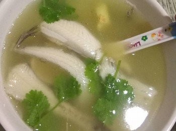 step2: 落少許油中火略煎九肚魚兩邊約1分鐘，不要大動作翻炒弄碎魚身，加入湯及全部調味料煲滾轉中火滾約2分鐘完成