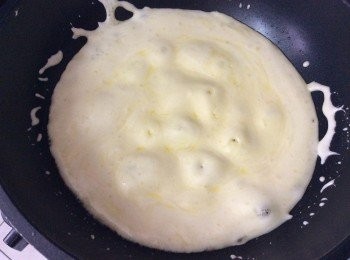 step2: 倒入棉花糖，用锅铲搅拌至棉花糖完全溶解