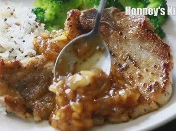 step7: 將洋蔥黑椒汁淋在豬扒上