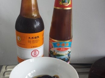 step3: 熱鑊加入少許油爆香蒜蓉，再加入筍尖爆炒一會。