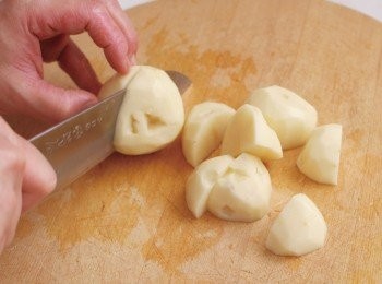 step2: 馬鈴薯削皮後切成4等分。