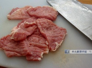 step1: 豬排洗淨，抹乾水分，同刀背把豬扒(排)拍鬆，切成2塊。