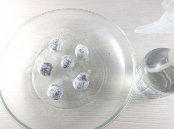 step11: 再將內餡拿出另一空盤上,用噴霧器將內餡再次噴濕。