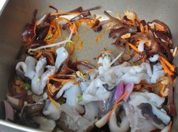 step5: 再把花枝下鍋拌炒