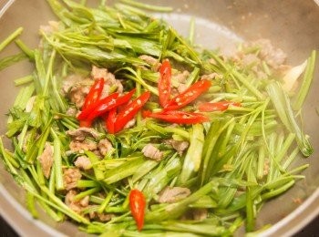 step5: 牛肉與空心菜炒熟後，再加入辣椒和適當的鹽調味即可起鍋。